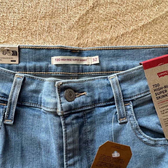Levi's Women's Skinny Jeans in Soft Blue - Picture 3 of 3